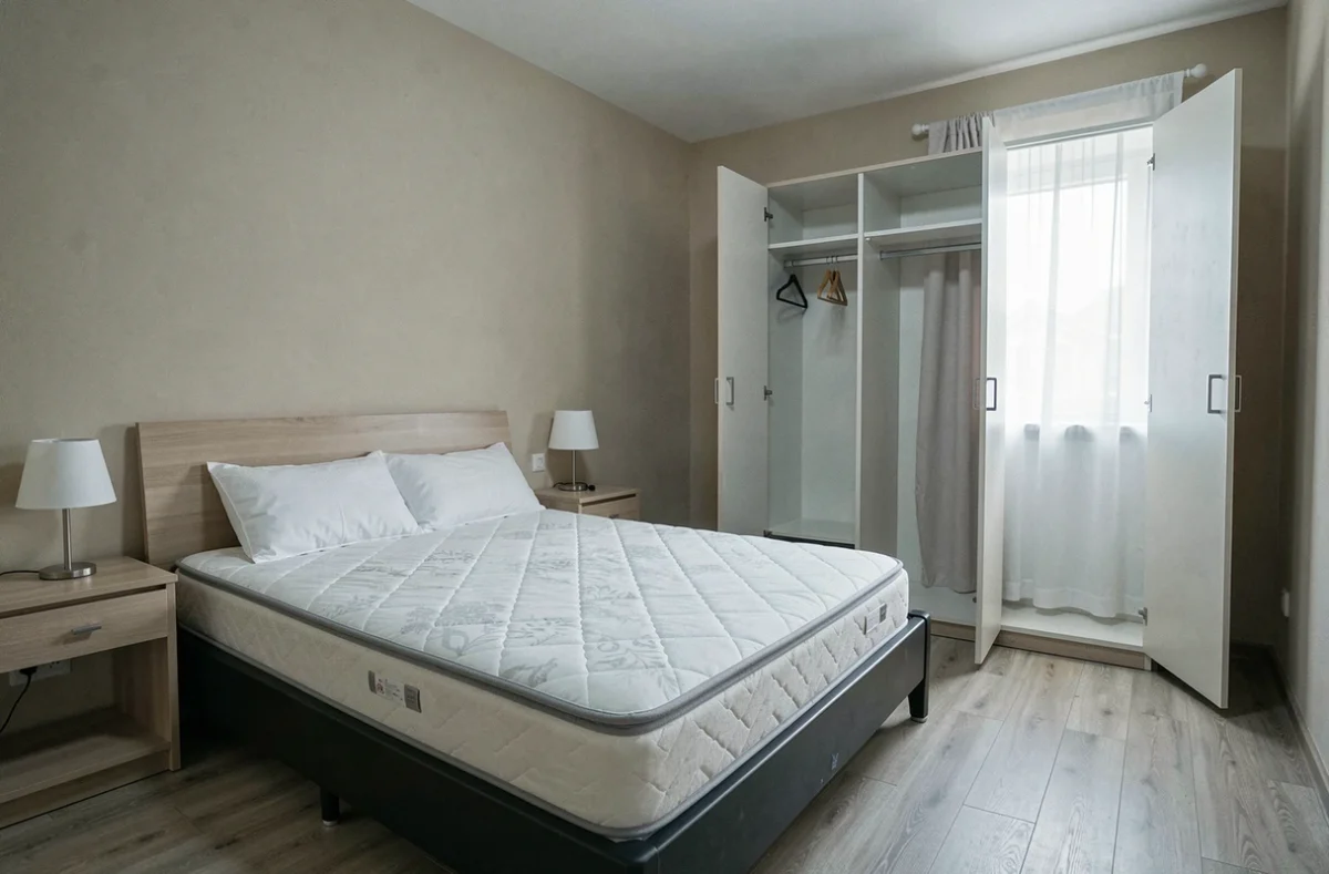 Chambre de location meublée avec équipements conformes à la liste légale imposée par la loi française