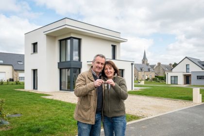 Couple souriant devant une maison moderne en Bretagne