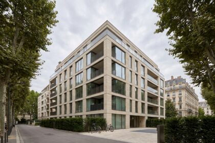 Immeuble résidentiel neuf à Lyon avec façade en pierre claire et balcons modernes dans un quartier premium